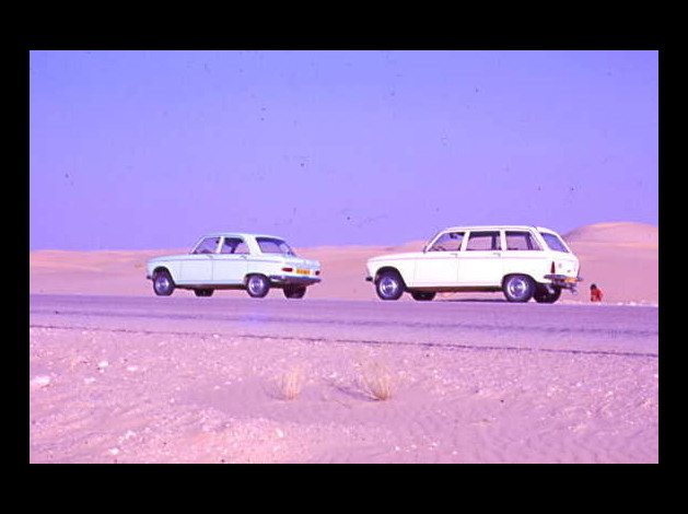 DEUX PEUGEOT AU SAHARA