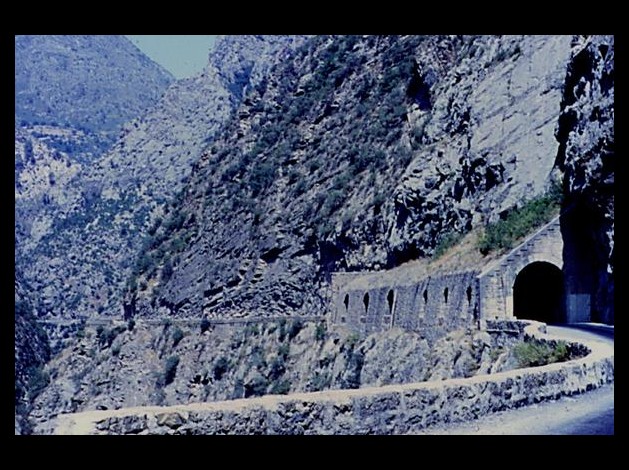 TUNNEL DANS LES GORGES DE KHERRATA