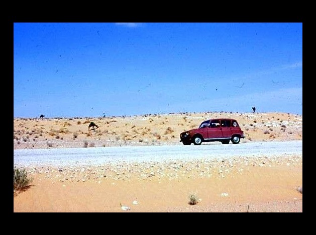 4L SUR UNE ROUTE SAHARIENNE